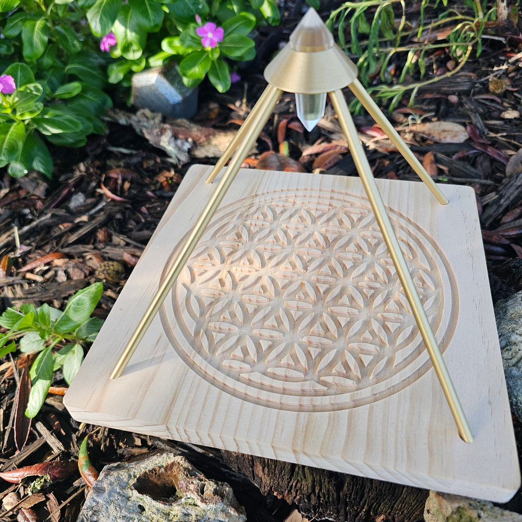 Pyramid Energy Generator Vogal cut quartz included