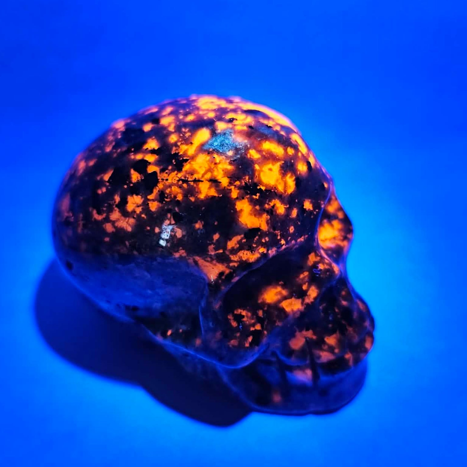 Yooperlite Skull-Gray-UV-362g 3.5 inches